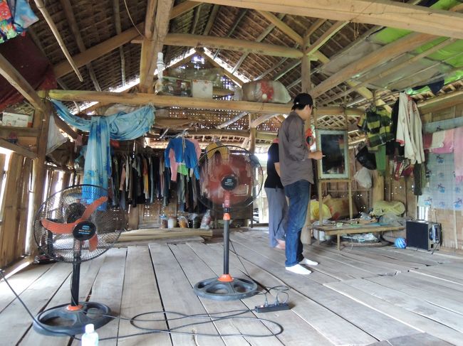 こちらのお宅で民族衣装を着せてもらったよ(^^)v