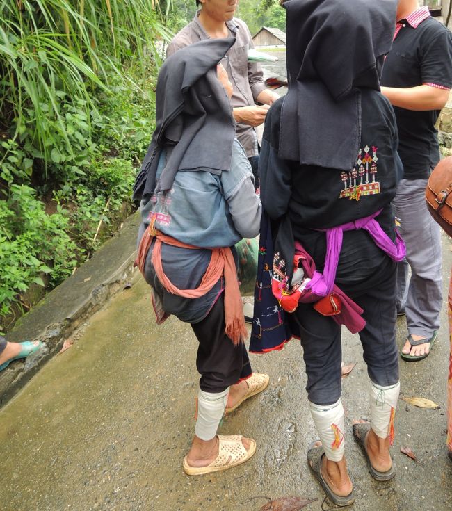 私の刺繍買って〜o(^o^)o<br />な、おばあちゃんたち。<br />かわいい(´ω｀)♪<br /><br />↑の黒の布地に刺繍してるやつ2枚げっと♪<br /><br />ちゃっかりガイドさん&amp;ドライバーさんにも売り付けてました(*´艸`*)ﾌﾟｯ