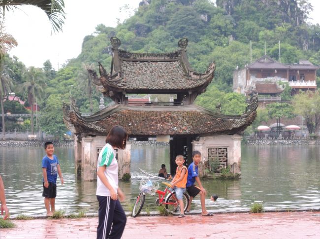 昔からここで、水上人形劇が演じられてるんだって。