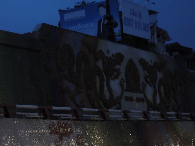 ハノイに戻ってきたよ(^^)/<br />真っ暗だけど、ギネス認定のながーーい(約4km)陶器の壁画。2010年に遷都1000年を記念して作られたんだって〜。