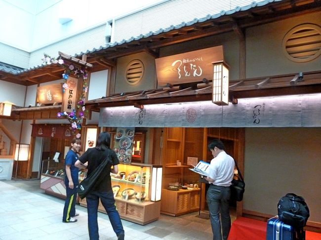 0730つるとんたんといううどんの店（これ以外はカフェぐらいしかオープンしていなかった）