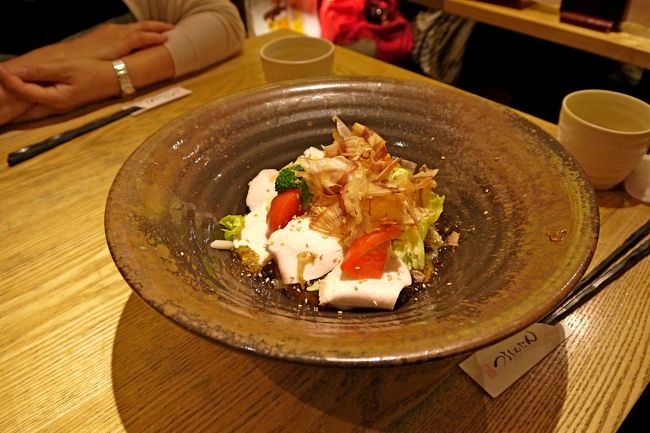 夏レタスと蒸し鶏おうどん1280円．冷えたうどんだ