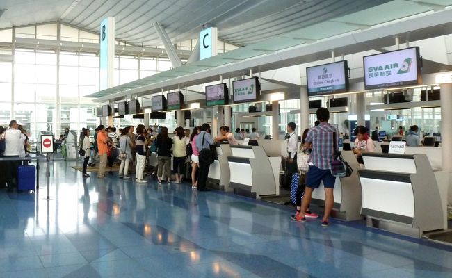 搭乗券はエバー航空最低の団体用のGクラス．マイルもたまらないすざましい航空券．スターアライアンスゴールドなので私だけ先にチェックイン．後のメンバーを待つ