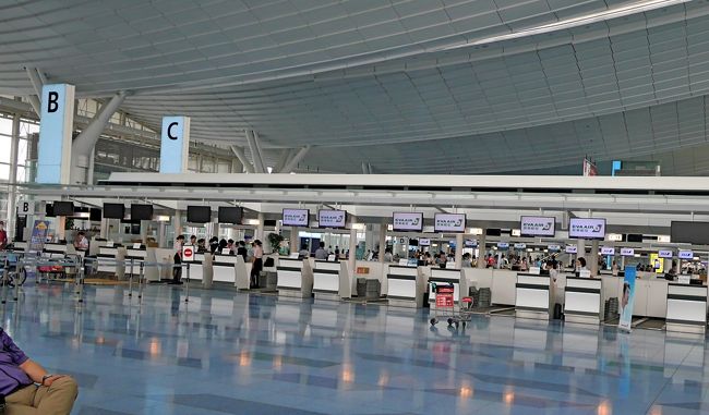 集合場所には0850集合　0840には全員そろったので，JTBから団体用のE-チケットをここで受け取る．このような団体扱い，昔HISで航空券を買ったときにあったなあ．2004年以来だ．いまどき格安航空券でもまえもってE-チケットをくれるが，今回の職員旅行はパッケージ旅行をモディファイしたもの．しかたないよね．