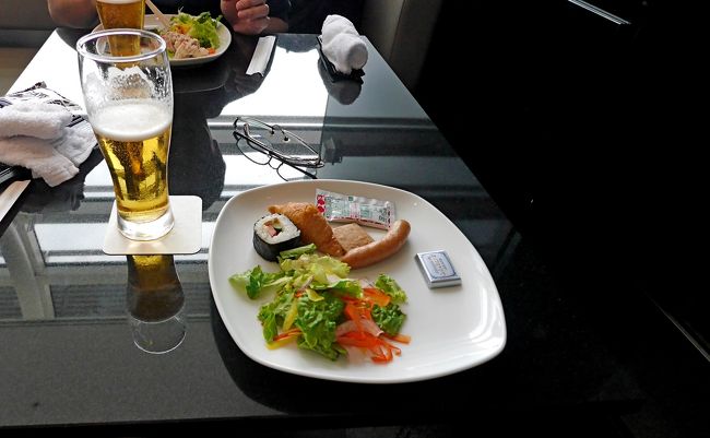 このときは特典招待券を2枚使って，なかにはいる．スイートラウンジを使えるのは今年で最初で最後と思うがやはりよい．来年からはまた普通のラウンジに逆戻り．