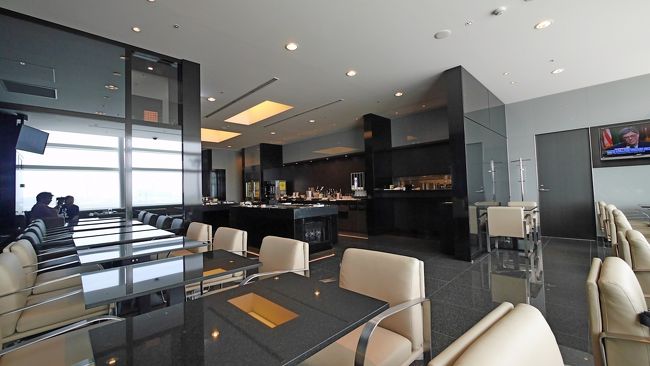 落ち着いた雰囲気だが，日曜日なのでビジネス客が少ないためかほとんど人はいない