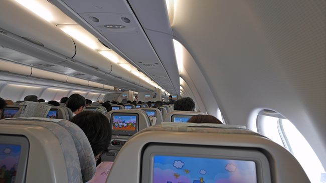 座席は後ろの方の窓側