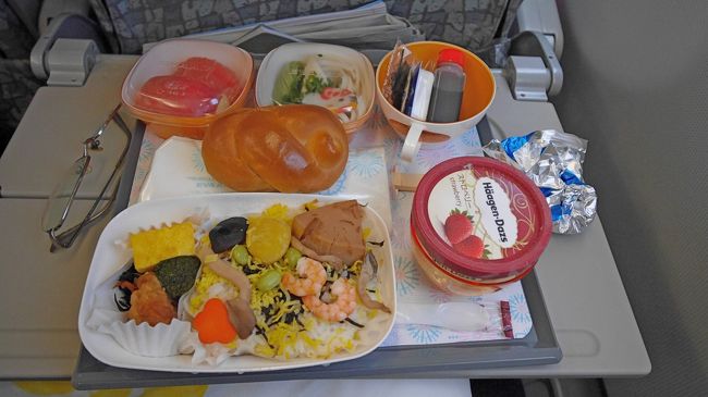 食事は短距離の割にはしっかりしたものが出る．選択制でもある．当日はすしか，チキンか．わたしはすしを選ぶ．ほとんど食べてばかりいるのでおなかいっぱいだが．