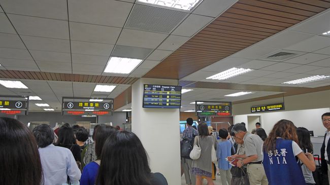 Immigrationで待つ