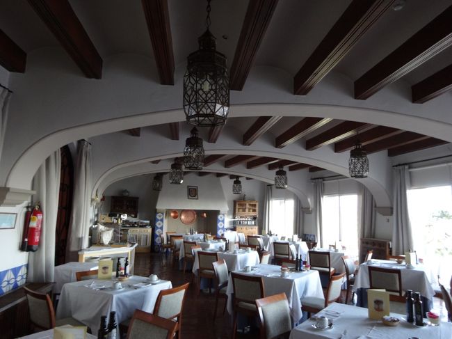 6月19日（水）晴れ。<br /><br />朝食は昨日の夜とは違うレストランでした。<br />こちらも見晴らしよし！