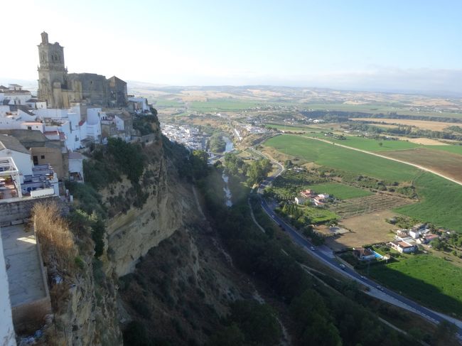 最後はお部屋のバルコニーからサン・ペドロ教会。<br />朝だと、ちょっと影になります。