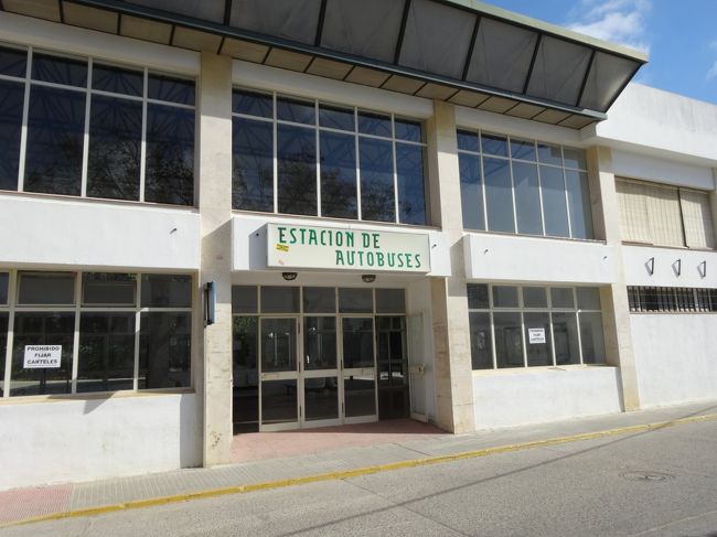 タクシーでバスターミナルまで移動(5EUR）。<br />無人だったのでキップは運転手さんから直接購入しました。<br /><br />10:20発のバスでロンダに向かいます。