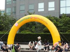 ２日ともコンデジなので、ＰＥＮよりもボケた写真ですが・・・（←言い訳・・・(>_<)）。

まずは、２７〜２８日に、勾当台公園市民広場で催された「仙台あおば餃子と旨いものフェスティバル」です！

夏まつり！ではないけれど、ニンニクたっぷりの餃子は、高〜いウナギよりもスタミナつきそうでしょ〜〜。

食べ物イベントには目のない連れ合いと一緒に、朝ごはん抜きで（単に寝坊しただけ・・・）昼過ぎに出かけてみました。

朝は雨が降っていたけれど、昼前にはちょうど雨もあがり、雨男（＝連れ合い）のくせに、食い物への執念深さが勝ったようです。