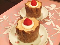 仙台駅エスパルで買ったレ・フィーユのシフォンケーキ。

ふんわりスポンジの中に、たっぷりカスタードクリームが入っていて、見たまんまのケーキですけれど・・・こういうのって、おいしいです。

夏のおまつりイベント三昧の２日間でしたが、気分はす〜っかり盛り上がっています。

仙台の七夕まつりは、８月６日〜８日です。初めてみるので、楽しみです！

東北の有名なお祭りも、８月に入るとどど〜っと行われますね〜。

早く梅雨明けないかな〜〜！！

（２日間不規則に食べまくり、締めが刺激物のカレーだったため、その後の日々はお腹の具合をこわし、ビオフェルミンのお世話になっています…^^;）