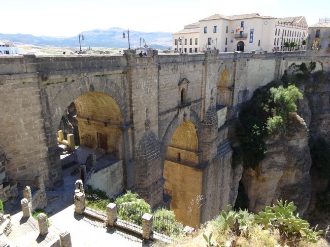 ヌエボ橋。<br /><br />おっー、谷に架かる大きな橋、まさに映画で見てた風景！<br />