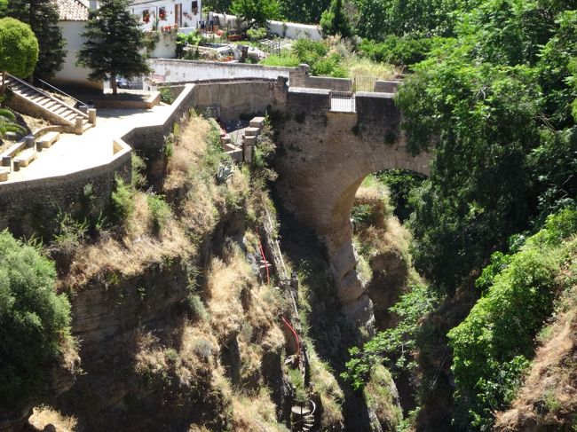 下の方にイスラム時代に造られたというビエホ橋が見えます。<br /><br />こんなところまで、かつてイスラム勢力が及んでいたとは驚きでした。<br /><br />