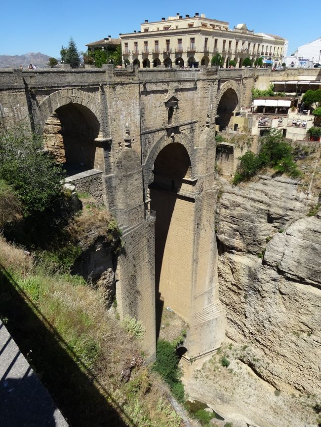 高さ100m、今から約300年前に完成したそうです。<br /><br />橋が谷底に向かって深く深くのびています。<br />古い石造りで迫力あり！