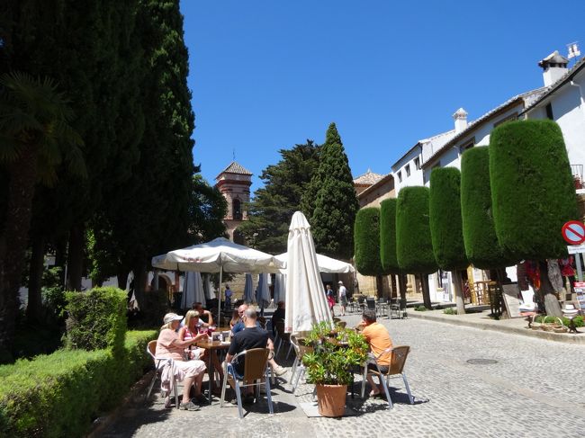 教会前の広場。<br /><br />相当陽射しが強いですが、お茶している人がたくさんいました。<br />夏が大好きで暑さに強い私も、さすがにこの陽射しの中ではムリでした。<br /><br />標高が高い分、太陽が近く感じられ肌がジリジリ焼けます。