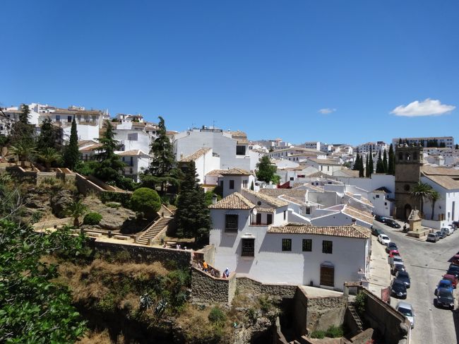 途中の見晴らし台から。<br />新市街も白い！