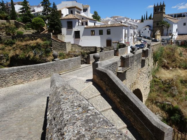 いよいよ橋を渡ります。<br /><br />イスラム時代に造られたビエホ橋が旧橋。<br />18世紀に造られたヌエボ橋が新橋とのこと。