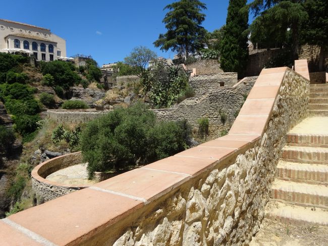 帰りは橋を渡った向かいの新市街側の道を行きます。<br /><br />下りてきた分、上らないといけないけど景色がいいのでそんなに苦じゃないです。<br />ところどころに見晴台あり。