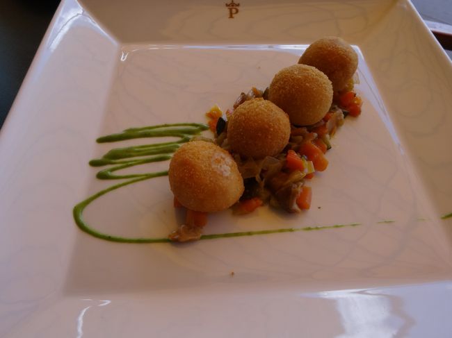 クロケット。<br />クリームコロッケです。<br /><br />見た目も綺麗でどれも美味しかった！<br /><br />これにパン（有料）とドリンクで24・7EUR。<br />ここで飲んだフレッシュ・オレンジジュースはグラスが大きくたっぷりで、とびきり美味しかった記憶があります。<br /><br />