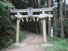 一刀石は山の中。神社の先。