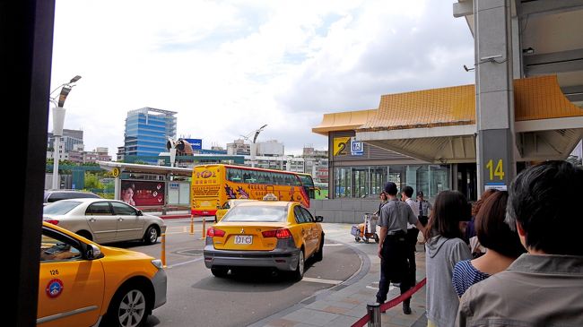 タクシーに分乗して，ホテルへ．ここの送り迎えをなくし予算を下げた．（台湾のタクシーは安い）