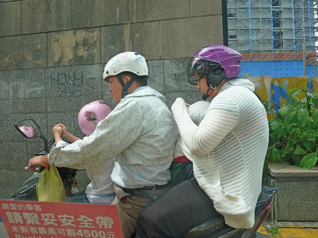 なんと家族4人でバイクに乗っている．タクシー代125元，普通は100元以内で来る．遠回りしてぼったな！！大した額ではないが．．