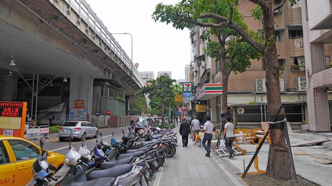 私を含め4人で二二八記念館と国家記念館にいく．二二八記念館は一度は改装工事でもう一度は月曜日で観覧を逃している．高雄市立歴史博物館で高雄での二二八の悲劇については今年初めに見学した