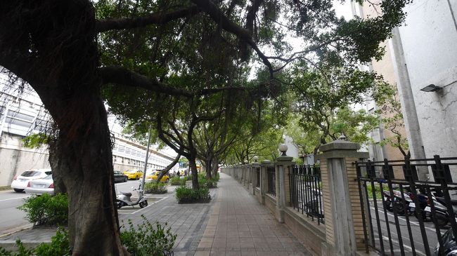 駅まで歩く．忠孝新生駅まで，あるいて7-8分．国立台北科学技術大学の周囲を歩く．