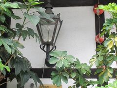 こちらはお店なのか、ちょっと確認できなかったんですけど、壁にガス灯を見つけてビックリ。

夜になると、灯されるのかな^^

右側の赤い丸っこいのは、身代わり申（さる）と言って、奈良町の軒先では良く見かけます。

奈良町にある「庚申堂」のお使いである申をかたどっているそうです。

家の中に災難が入ってこないようにという魔除けです。