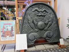 さらに出入り口に近づくと、「きらっ都」というお店の前に、こんなでっかい鬼瓦が^_^;

薬師寺の鬼瓦展の宣伝？

先月来た時はありませんでした〜。
昨日見つけた物です。