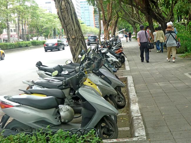 このスクーターの列，最も台湾らしい．乱れて停めると罰金だそうだ．