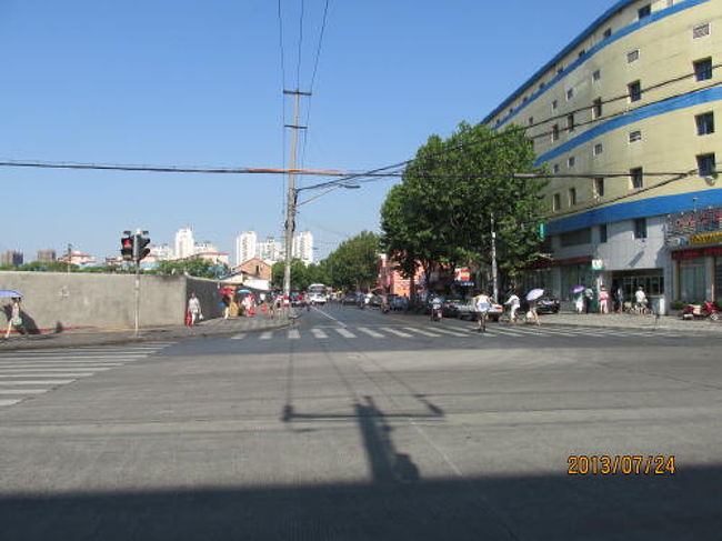 すぐに民京路を西へ向かう。<br />