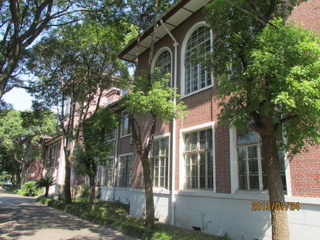 正面の建物を横から見ました。<br /><br />