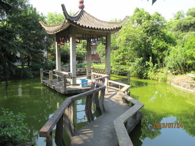 <br />庭には池、九曲橋、東屋が有ります。<br /><br />