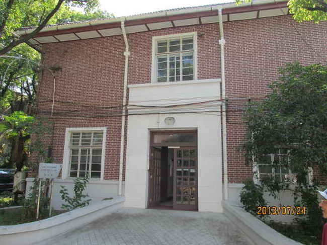 側面の入口。<br />