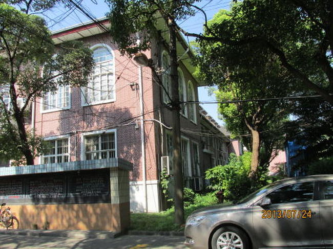 正面の大きな建物の側面。