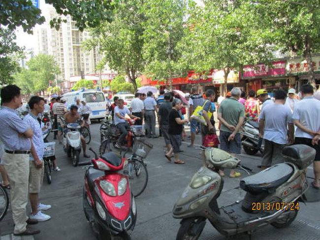 バイクと自転車の交通事故。交通ルールを守らないので事故が多い。<br /><br />