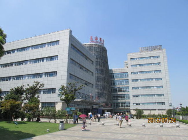 長海医院は大きな建物が沢山建っています。急診楼。<br />