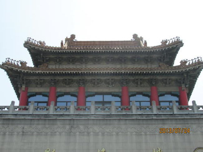  旧上海博物館は北京の鼓楼を模して造りました。黄色の瑠璃瓦。<br />高さ２４ｍ、面積１７００?。<br />