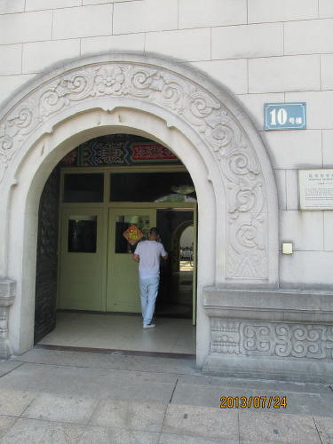 正面入り口の文様。１０号館。