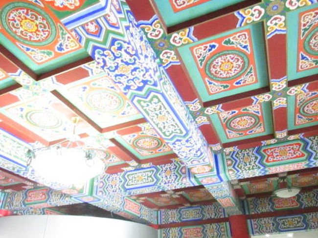 天井の文様は当初の物です。中国伝統の宮殿造りの装飾です。<br />柱も中国伝統の宮殿造りの装飾です。<br />