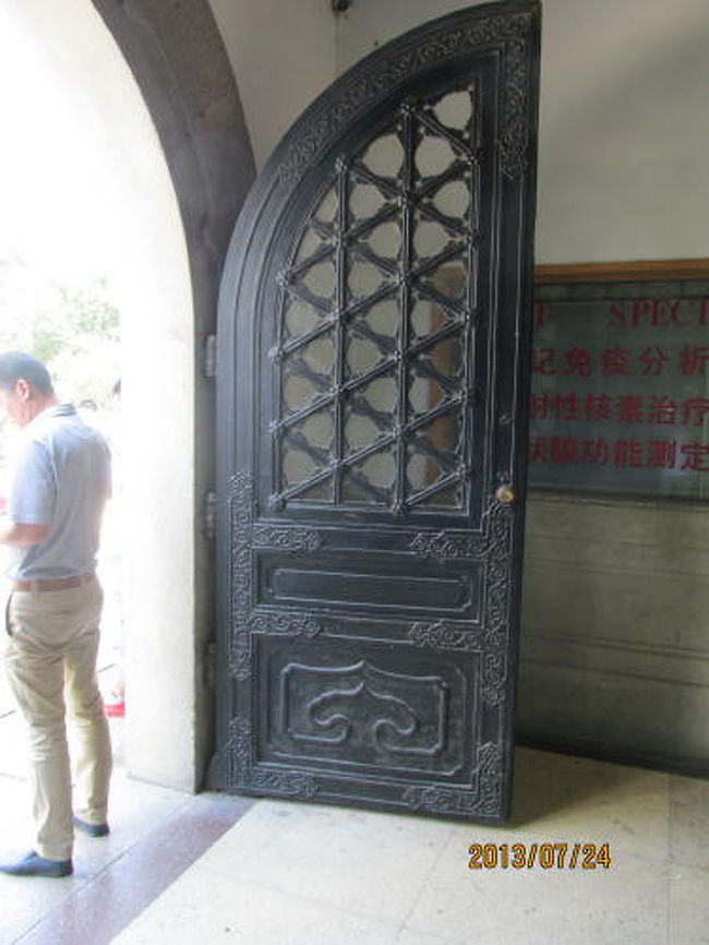 入口の鉄扉。<br />