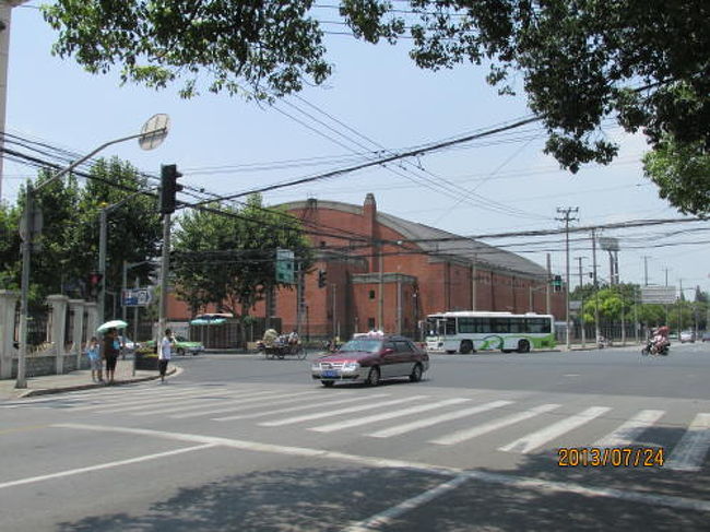 国和路と政立路の交差点から見た体育館。<br />