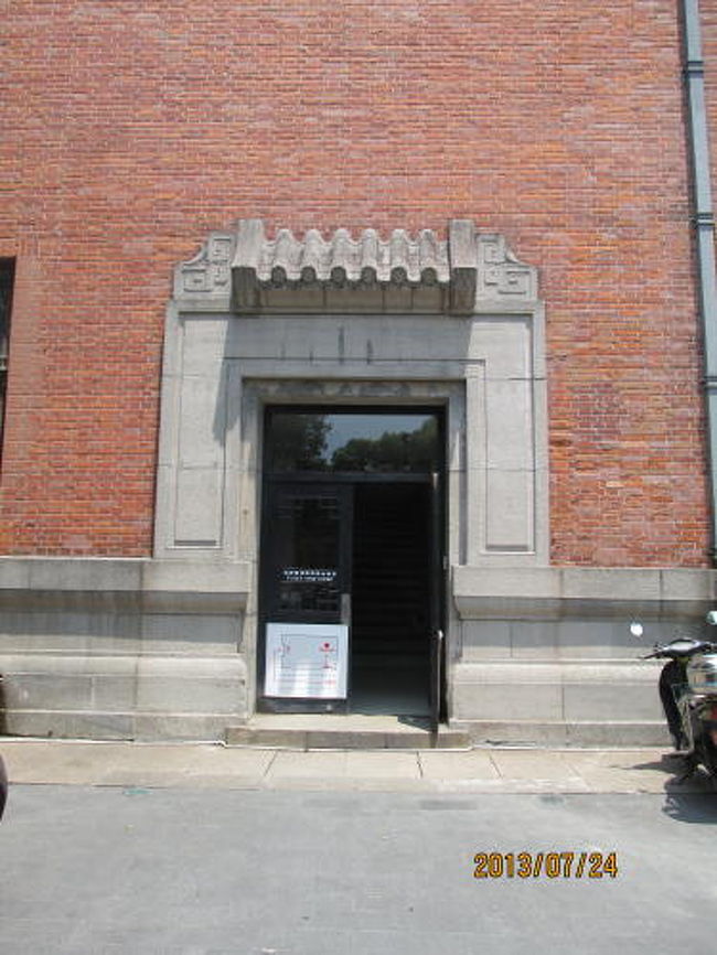 体育館の裏口。<br /><br />