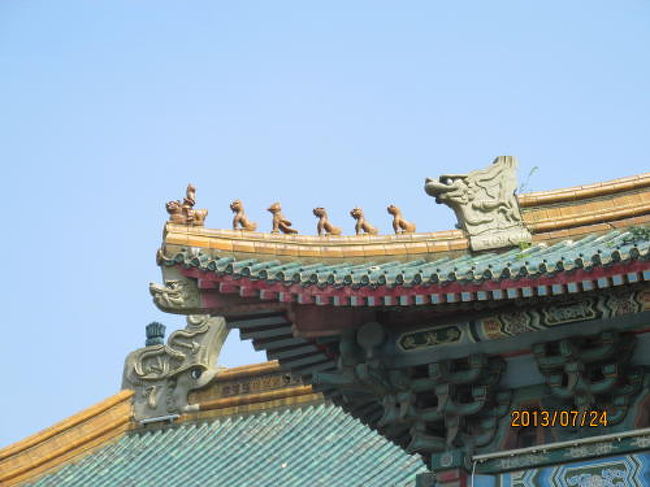 屋根には守り神が飾ってあります。<br />