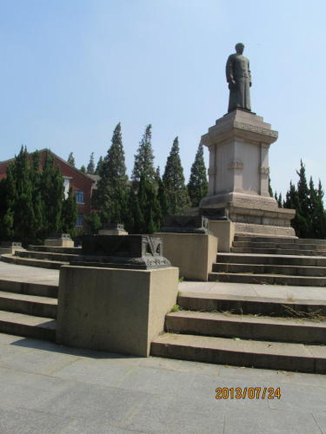 孫文の像の周りには台座が並んでいます。<br /><br />