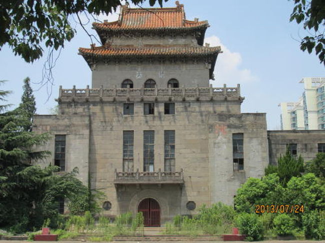 中に入れませんが恒仁路の塀の間から写真を撮る事が出来ました。<br />